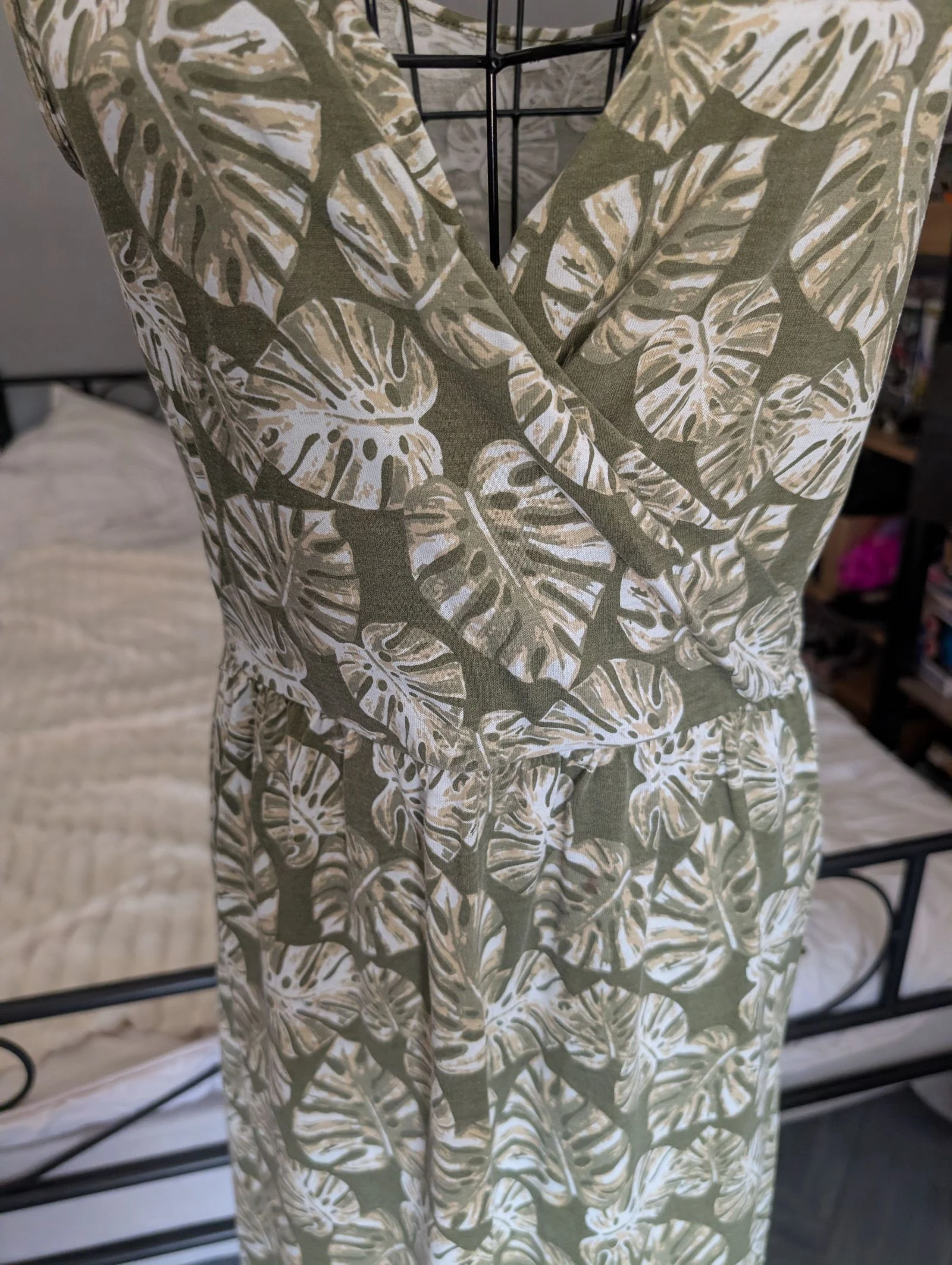 Magnífico vestido longo fluido cáqui estampado monstera / tropical tamanho M – photo 4